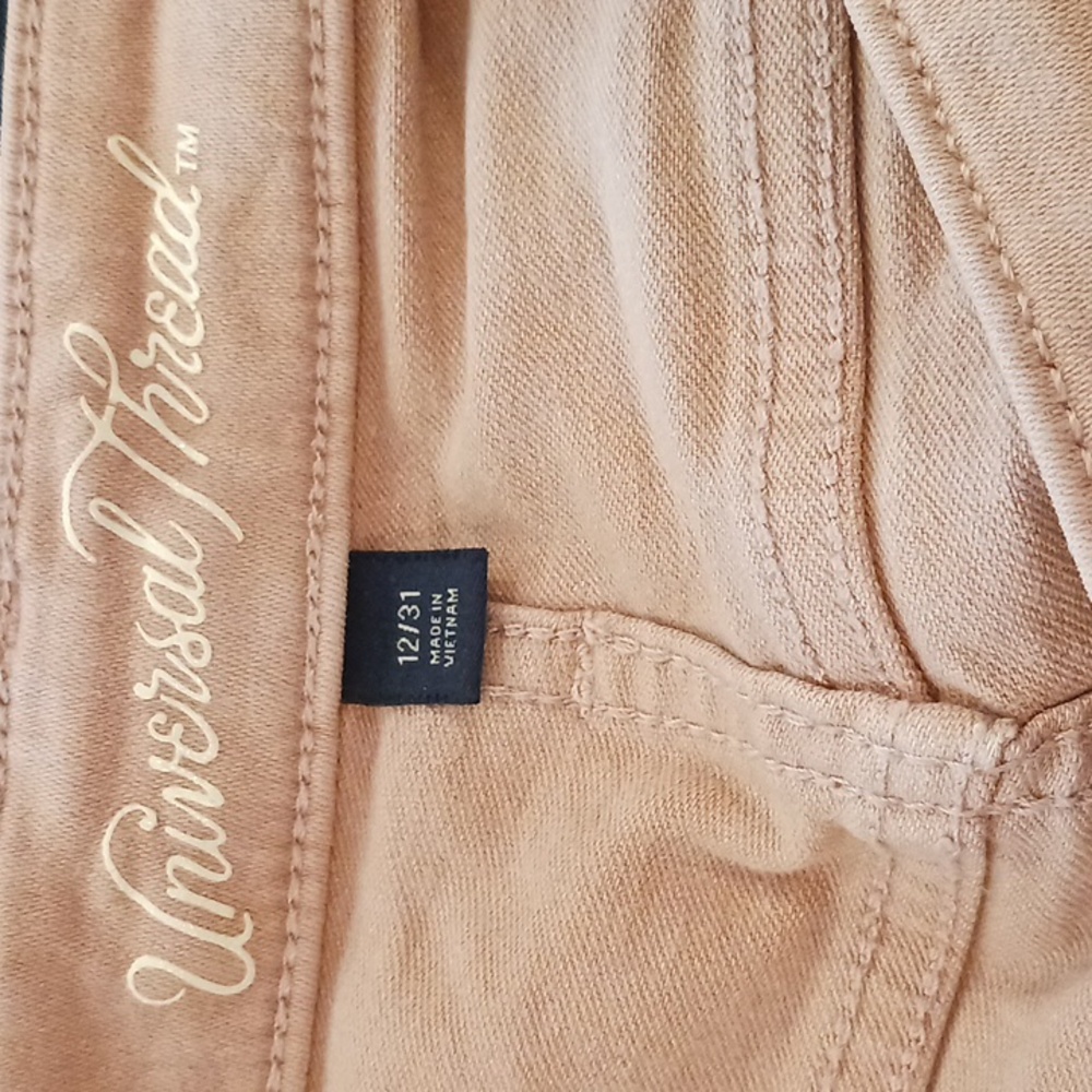 Universal Thread Women's Pink Frayed Hem Shorts. Size 12 - Picture 3 of 4